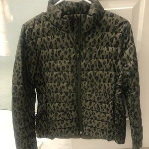 Excellent Condition Old Navy Women's XS Green Leopard Puffer Jacket with Pockets